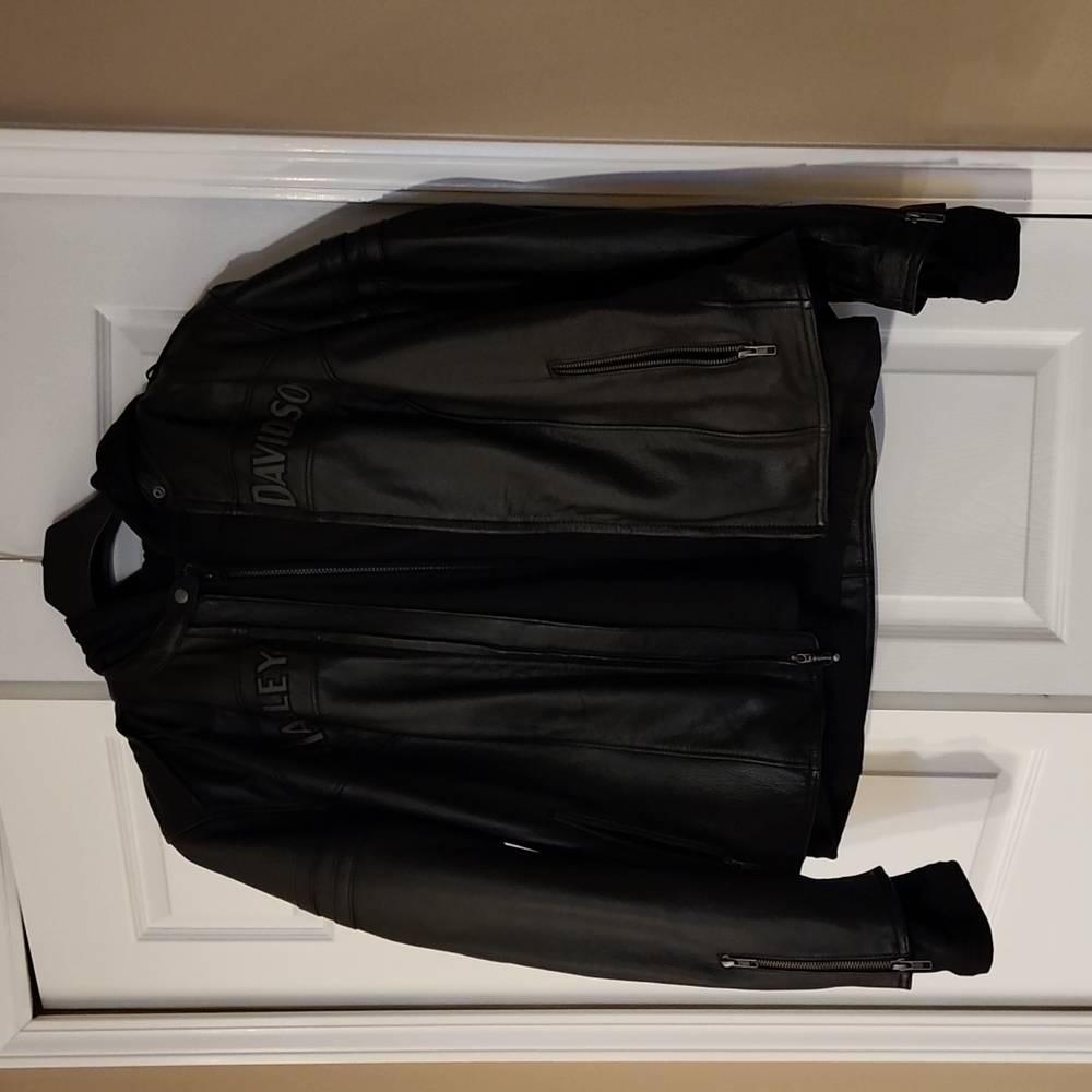 Women's black Harley Davisdon leather coat w/lightweight fleece Hoodie. Size 2W